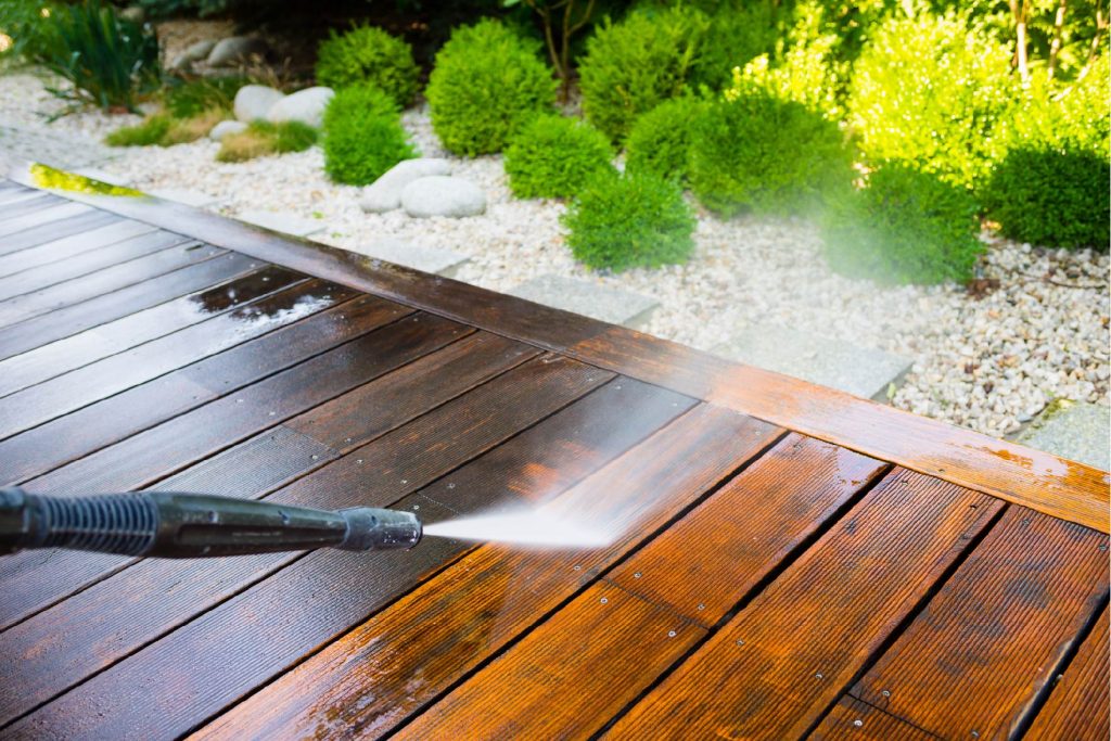Expert fence and deck pressure washing in Pearland, Texas by FB Pressure Washing